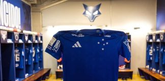 Cruzeiro enfrenta o Remo com desfalques importantes na 32ª rodada do Brasileirão Vestiário do Cruzeiro com camisas do time preparadas para o jogo contra o Remo, exibido em foto de arquivo.