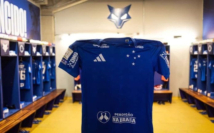 Vestiário do Cruzeiro com camisas do time preparadas para o jogo contra o Remo, exibido em foto de arquivo.