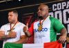 Atleta de Osasco destaca-se com título na Copa Sorocaba de Supino Adriano Mutante durante competição de supino em Sorocaba, com medalha de primeiro lugar e camiseta da Secretaria de Esporte, Recreação e Lazer de Osasco