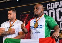 Atleta de Osasco destaca-se com título na Copa Sorocaba de Supino Adriano Mutante durante competição de supino em Sorocaba, com medalha de primeiro lugar e camiseta da Secretaria de Esporte, Recreação e Lazer de Osasco