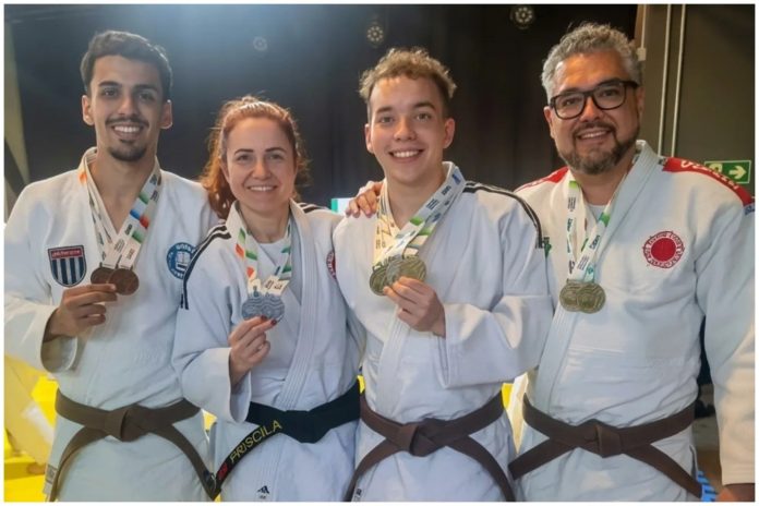 Atletas de judô da equipe de Osasco exibem medalhas conquistadas em competições realizadas na Grande São Paulo em outubro de 2026.