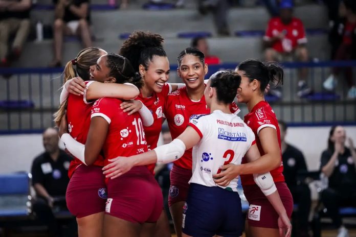 Jogadoras do Paulistano Barueri celebram durante partida da temporada 2026 da Superliga de Vôlei.