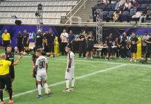 Evento de Influenciadores em Osasco arrecada 230 kg de alimentos para Fundo Social Disputa de jogo de futebol com influenciadores digitais em campo, com árbitro e equipes, em evento realizado no Ginásio José Liberatti, Osasco.
