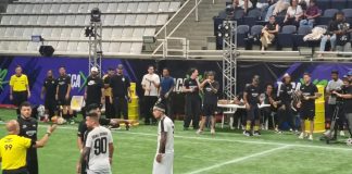 Evento de Influenciadores em Osasco arrecada 230 kg de alimentos para Fundo Social Disputa de jogo de futebol com influenciadores digitais em campo, com árbitro e equipes, em evento realizado no Ginásio José Liberatti, Osasco.