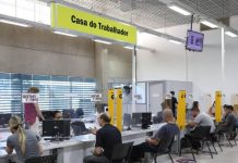Casa do Trabalhador de Barueri oferece diversas vagas de emprego com salários de até R$ 3,8 mil Ambiente interno da Casa do Trabalhador de Barueri, onde candidatos aguardam atendimento para cadastro e informações sobre vagas de emprego.