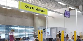 Casa do Trabalhador de Barueri oferece diversas vagas de emprego com salários de até R$ 3,8 mil Ambiente interno da Casa do Trabalhador de Barueri, onde candidatos aguardam atendimento para cadastro e informações sobre vagas de emprego.