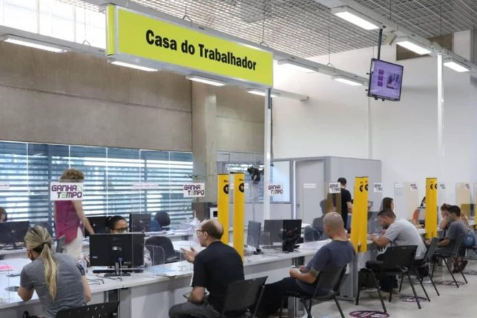 Ambiente interno da Casa do Trabalhador de Barueri, onde candidatos aguardam atendimento para cadastro e informações sobre vagas de emprego.