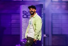 Thiago Ventura apresenta novo show de humor no Teatro Aspro em Osasco Fotografia do humorista Thiago Ventura durante apresentação de stand-up comedy, atração do espetáculo “Lado a Lado” em Osasco.