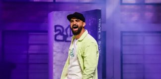 Thiago Ventura apresenta novo show de humor no Teatro Aspro em Osasco Fotografia do humorista Thiago Ventura durante apresentação de stand-up comedy, atração do espetáculo “Lado a Lado” em Osasco.