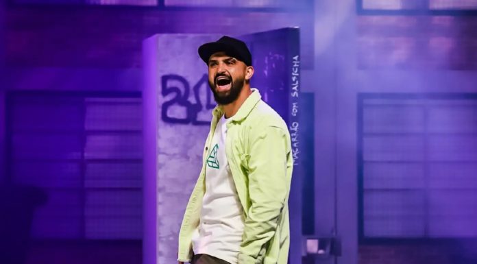 Thiago Ventura apresenta novo show de humor no Teatro Aspro em Osasco Fotografia do humorista Thiago Ventura durante apresentação de stand-up comedy, atração do espetáculo “Lado a Lado” em Osasco.
