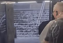 Chuvas intensas causam infiltrações no metrô e desabamento de pensão em São Paulo Escada externa da estação de metrô tomada pela água da chuva durante tempestade em São Paulo