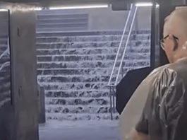 Chuvas intensas causam infiltrações no metrô e desabamento de pensão em São Paulo Escada externa da estação de metrô tomada pela água da chuva durante tempestade em São Paulo