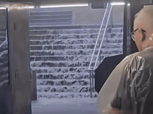 Chuvas intensas causam infiltrações no metrô e desabamento de pensão em São Paulo Escada externa da estação de metrô tomada pela água da chuva durante tempestade em São Paulo
