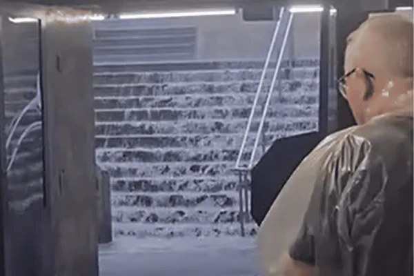 expresso-290c970d4bcddd5f2077b705 Escada externa da estação de metrô tomada pela água da chuva durante tempestade em São Paulo