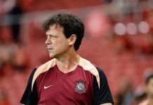 Corinthians demite Fernando Diniz após sequência de derrotas; clube busca novo treinador Fernando Diniz during his tenure as coach of Corinthians.