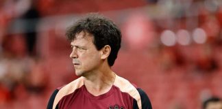 Corinthians demite Fernando Diniz após sequência de derrotas; clube busca novo treinador Fernando Diniz during his tenure as coach of Corinthians.