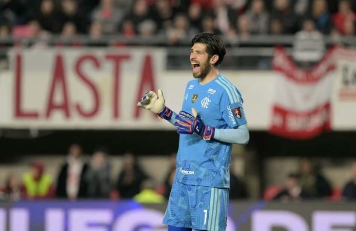 Goleiro Rossi comemora empate do Flamengo contra Estudiantes em partida pela semifinal da Libertadores