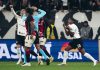 Corinthians contesta arbitragem após possível pênalti não marcado contra o Vitória Jogadores do Corinthians durante a partida contra o Vitória na Neo Química Arena, protestando após lance contestado