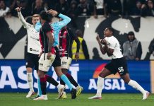 Corinthians contesta arbitragem após possível pênalti não marcado contra o Vitória Jogadores do Corinthians durante a partida contra o Vitória na Neo Química Arena, protestando após lance contestado