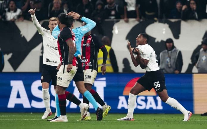 Jogadores do Corinthians durante a partida contra o Vitória na Neo Química Arena, protestando após lance contestado
