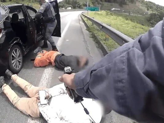 Polícia Militar resgata vítima de sequestro em Mogi das Cruzes e prende três suspeitos Imagem divulgada pela Polícia Militar mostra o momento da abordagem policial na Rodovia Pedro Eroles, em Mogi das Cruzes, durante o resgate de vítima de sequestro.