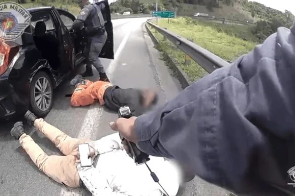 expresso-2bb92052345bd1c80dece7e3 Imagem divulgada pela Polícia Militar mostra o momento da abordagem policial na Rodovia Pedro Eroles, em Mogi das Cruzes, durante o resgate de vítima de sequestro.