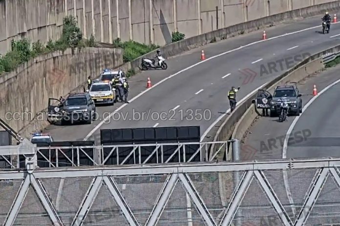 Área do Rodoanel Mário Covas no km 21, na divisa entre Osasco e Carapicuíba, registrada durante a operação policial no dia 12 de outubro de 2026.
