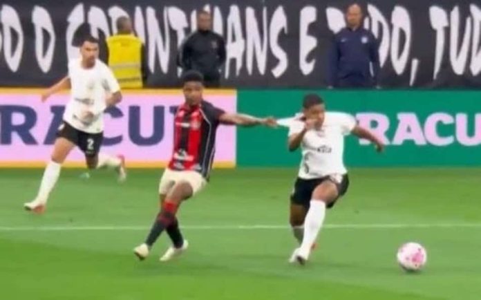 expresso-2dc893f686403669802bea71 Jogadores em ação durante a partida entre Corinthians e Vitória disputada na Neo Química Arena.