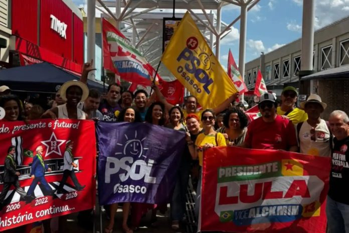 expresso-32c100b751865a63a8ecaaa0 Participantes do ato político em Osasco exibem bandeiras e faixas de apoio a Lula e ao PSOL em manifestação pública no Calçadão.