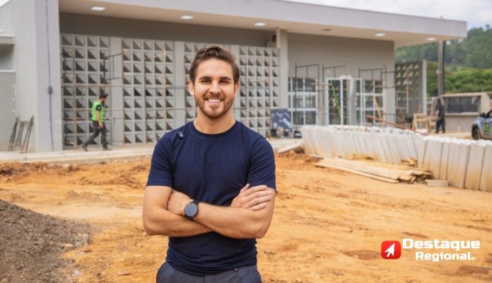 Prefeito Kauan em visita à obra da nova Unidade Básica de Saúde de Cajamar Centro, que está em fase final de construção.