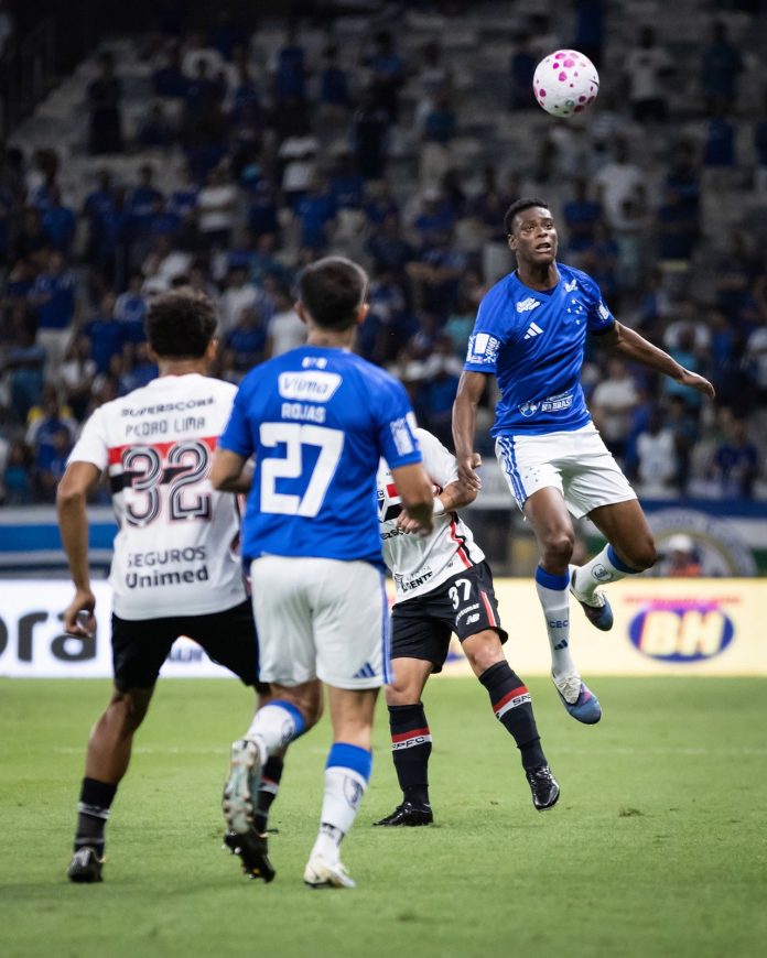 Partida entre Cruzeiro e São Paulo realizada no estádio Mineirão, em Belo Horizonte, durante o Campeonato Brasileiro 2026.
