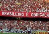 Brasileirão se torna prioridade máxima para o Flamengo após eliminações em outras competições Torcida do Flamengo exibe faixa com a frase "Brasileirão é obrigação" durante jogo, simbolizando a pressão e expectativa quanto ao título nacional.