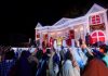 Itapevi abre inscrições para elenco do espetáculo Paixão de Cristo 2027 sem exigência de experiência prévia Cena dos ensaios do espetáculo Paixão de Cristo em Itapevi, com montagem cenográfica que retrata arquitetura romana e atores vestidos com trajes históricos em espaço aberto, iluminado para apresentação teatral noturna.