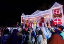 Itapevi abre inscrições para elenco do espetáculo Paixão de Cristo 2027 sem exigência de experiência prévia Cena dos ensaios do espetáculo Paixão de Cristo em Itapevi, com montagem cenográfica que retrata arquitetura romana e atores vestidos com trajes históricos em espaço aberto, iluminado para apresentação teatral noturna.