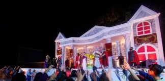 Itapevi abre inscrições para elenco do espetáculo Paixão de Cristo 2027 sem exigência de experiência prévia Cena dos ensaios do espetáculo Paixão de Cristo em Itapevi, com montagem cenográfica que retrata arquitetura romana e atores vestidos com trajes históricos em espaço aberto, iluminado para apresentação teatral noturna.