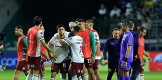 Palmeiras elimina Fluminense na semifinal da Libertadores após vitória nos pênaltis Jogadores do Fluminense e Palmeiras no estádio NuParque durante a semifinal da Copa Libertadores 2026