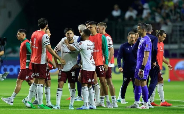 Jogadores do Fluminense e Palmeiras no estádio NuParque durante a semifinal da Copa Libertadores 2026