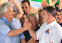 Flávio Bolsonaro sinaliza intenção de alterar Constituição com apoio parlamentar Flávio Bolsonaro e Ronaldo Caiado durante evento político em Goiânia