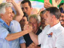 Flávio Bolsonaro sinaliza intenção de alterar Constituição com apoio parlamentar Flávio Bolsonaro e Ronaldo Caiado durante evento político em Goiânia