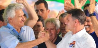 Flávio Bolsonaro sinaliza intenção de alterar Constituição com apoio parlamentar Flávio Bolsonaro e Ronaldo Caiado durante evento político em Goiânia
