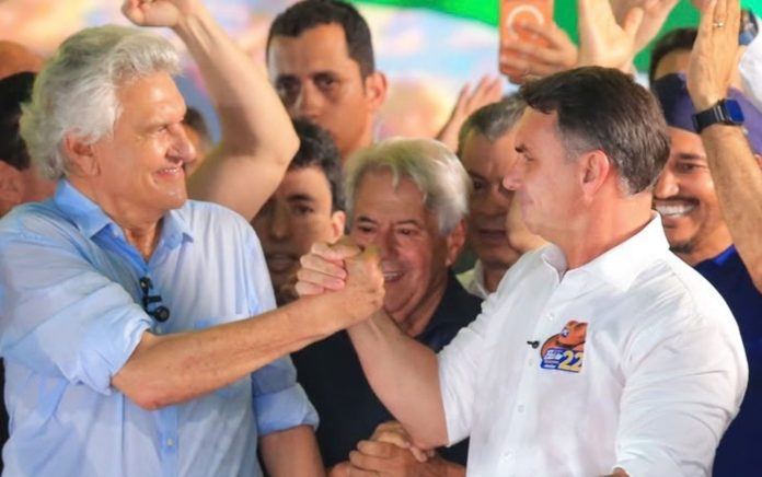 Flávio Bolsonaro e Ronaldo Caiado durante evento político em Goiânia