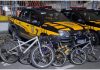 Barueri reforça fiscalização contra prática proibida de ‘pegar rabeira’ com aplicação de multa Bicicletas recolhidas em operação de fiscalização contra a prática proibida de 'pegar rabeira' em Barueri, com viaturas da Secretaria de Mobilidade Urbana ao fundo
