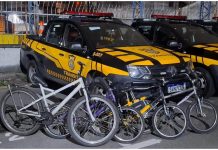 Barueri reforça fiscalização contra prática proibida de ‘pegar rabeira’ com aplicação de multa Bicicletas recolhidas em operação de fiscalização contra a prática proibida de 'pegar rabeira' em Barueri, com viaturas da Secretaria de Mobilidade Urbana ao fundo