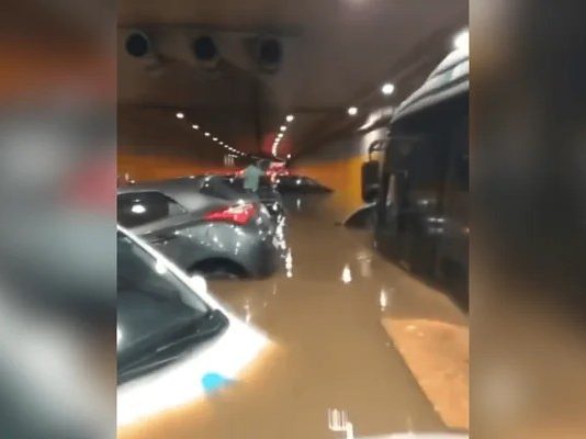 Especialista da USP destaca que enchentes em São Paulo decorrem da falta de preparo urbano, não apenas da chuva Túnel do Anhangabaú inundado após forte chuva em São Paulo em outubro de 2026, mostrando veículos parcialmente submersos e pessoas sobre carros ilhadas pela água