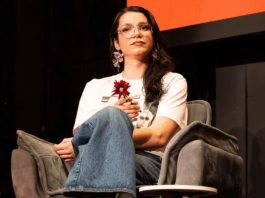 Deputada Trans Eleita em São Paulo Defende Renovação do Debate Político Sofia Favero, segunda mulher trans eleita deputada estadual em São Paulo, durante evento público.