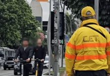 CET aplica multa a motoboy por condução agressiva em fiscalização na Faria Lima Agente da CET fiscaliza trânsito próximo à ciclovia na Avenida Brigadeiro Faria Lima, São Paulo