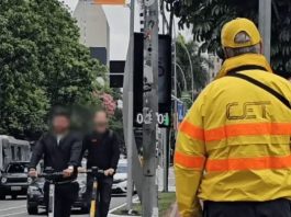 CET aplica multa a motoboy por condução agressiva em fiscalização na Faria Lima Agente da CET fiscaliza trânsito próximo à ciclovia na Avenida Brigadeiro Faria Lima, São Paulo