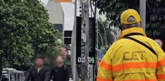 CET aplica multa a motoboy por condução agressiva em fiscalização na Faria Lima Agente da CET fiscaliza trânsito próximo à ciclovia na Avenida Brigadeiro Faria Lima, São Paulo