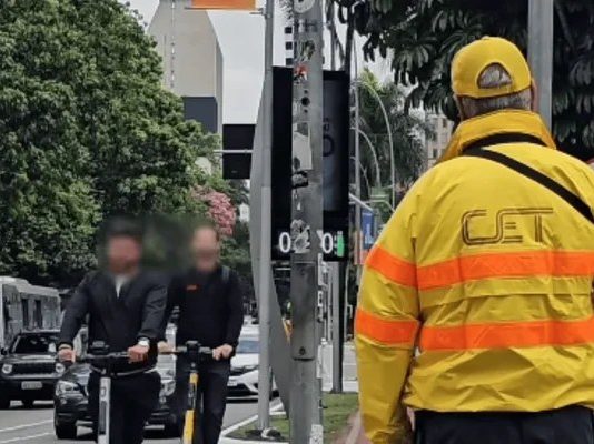 CET aplica multa a motoboy por condução agressiva em fiscalização na Faria Lima Agente da CET fiscaliza trânsito próximo à ciclovia na Avenida Brigadeiro Faria Lima, São Paulo