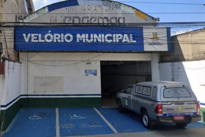 Fachada do Velório Municipal de Carapicuíba, onde a Polícia Civil realizou buscas no dia 15 de outubro de 2026.